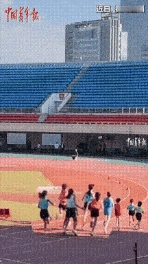 天崩开局也能逆风翻盘！福州9岁女孩江多多，800米跑刚起步鞋就被踩掉、脚还受了伤