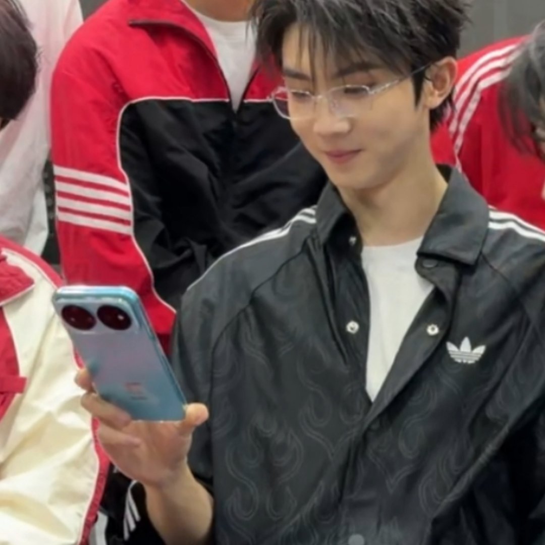 不开玩笑  这姿势换我根本拿不住📱 