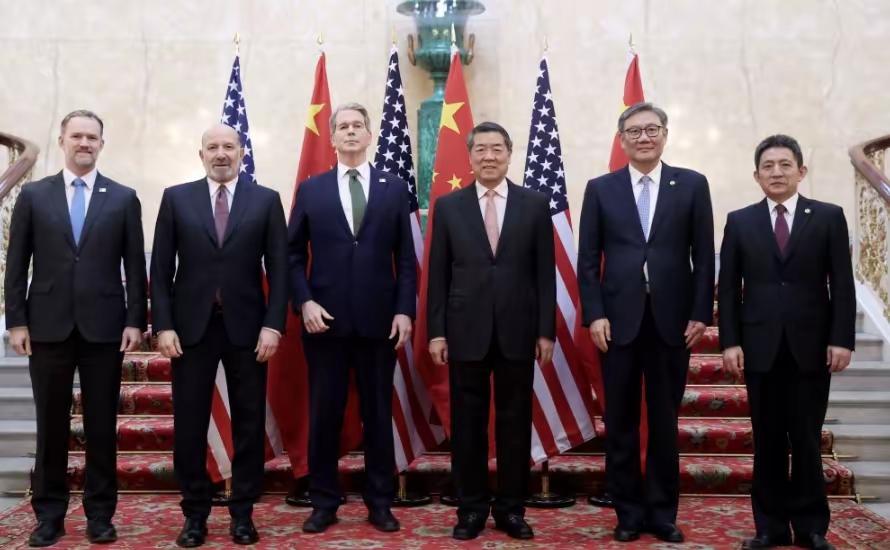 仅从合影仪态的差别来看，高下立见！
其中一方给人的整体感觉是：其一，站姿挺拔端正