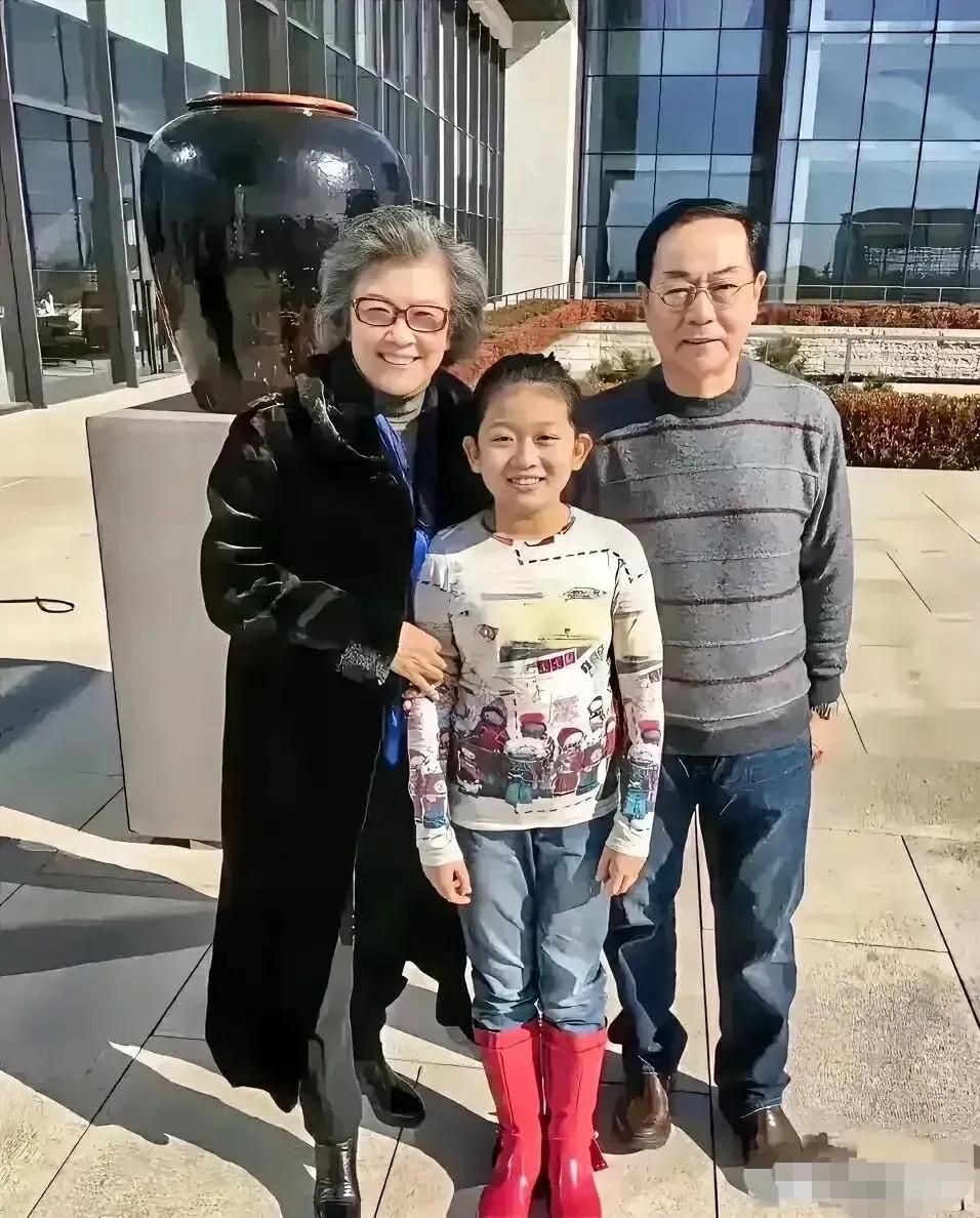 国家一级演员宋春丽：为拍戏放弃生子，61岁领养女儿圆母亲梦，小女孩太有福气了，眉