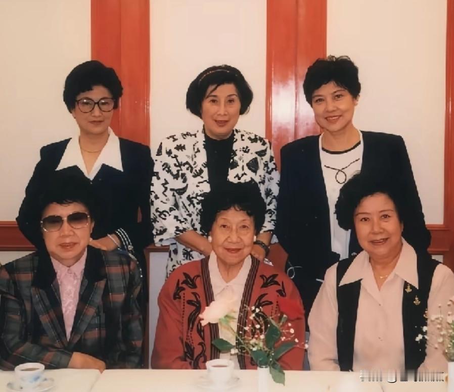 当年，六位越剧表演艺术家合影，徐玉兰、戚雅仙、王文娟、傅全香、金采风这几位宗师，