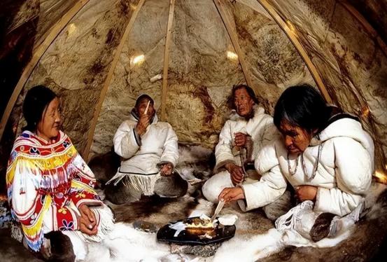 零下50℃，因纽特人住在冰屋内，不会被冻死吗？
 
“外面零下50度，屋里零上十