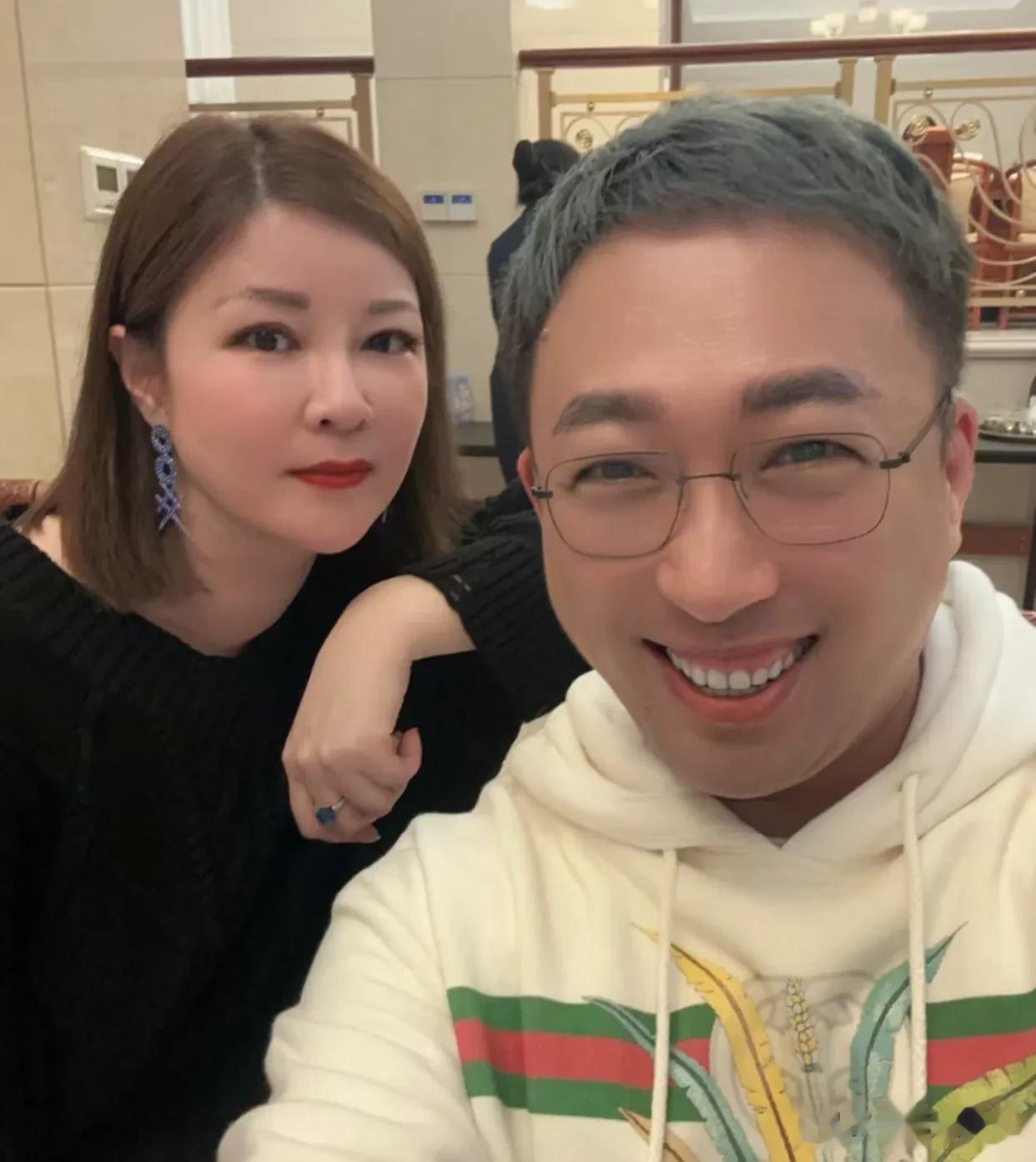 于正，又沦为全网的笑话了！

10月30日，于正突然晒出最新照片，全都是他和杜华