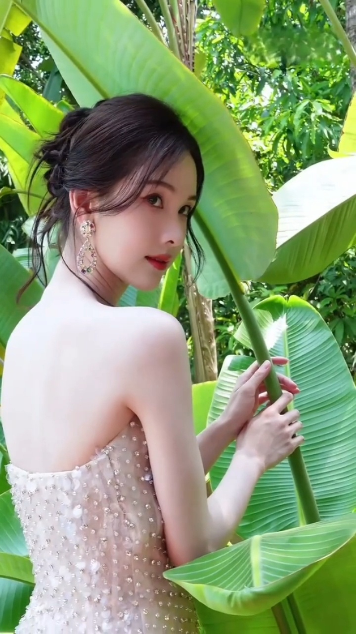 陈都灵十载艺途志更坚十载星途硕果甜，剧播新毕喜相连。相逢渐密情尤暖，佳绩同书志共