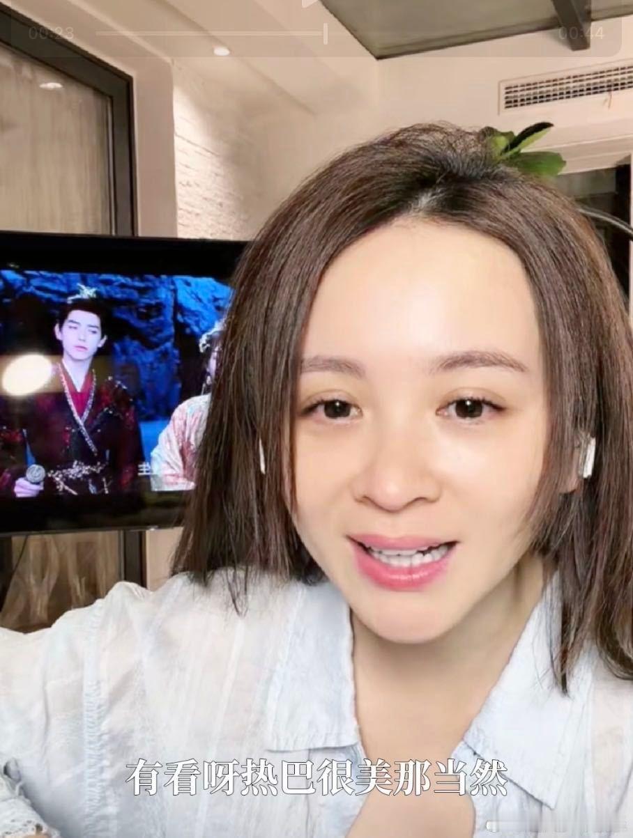 邓莎夸迪丽热巴异域美邓莎直播时的发言真的很有梗，还调侃说剧中角色生不出迪丽热巴这