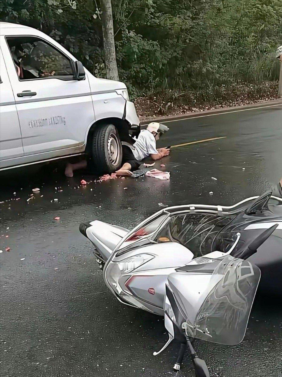 这大哥心真大，都这样了还有心情趴着玩手机 ​​​