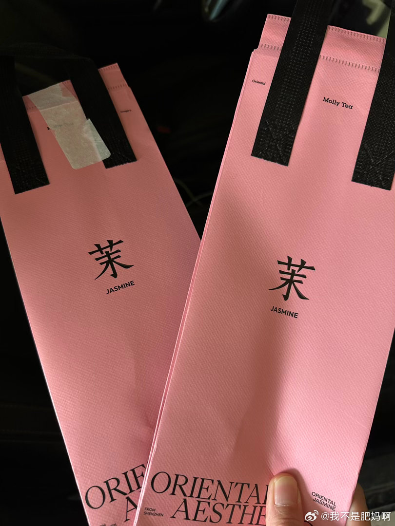 科长和女友出去玩后，老合清理车，急火火又压低声音告诉我，儿子买酒了！我说不能吧，