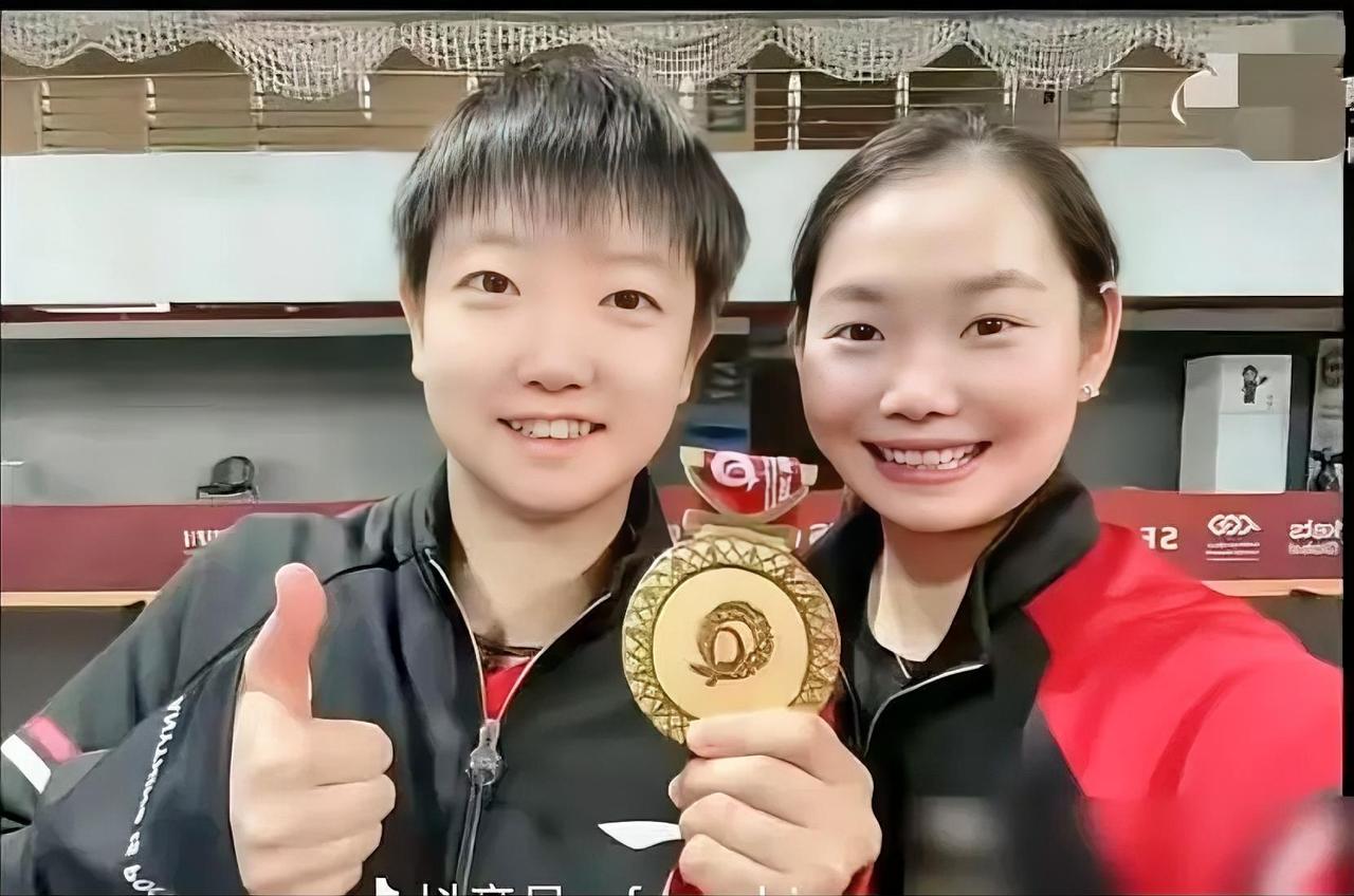 何卓佳，国乒女队现役中最悲催而伟大的陪跑者，没有之一！

论成名，她比师妹孙颖莎