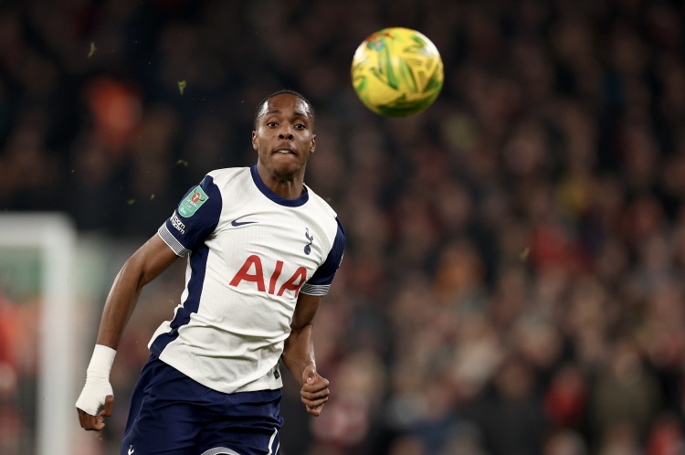 20岁159天，特尔是自阿里之后，英超对阵曼联进球最年轻热刺球员