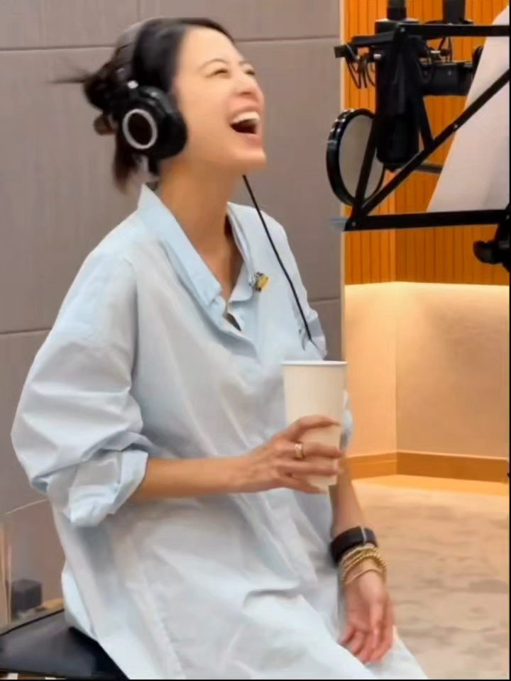 江语晨上完厕所了别担心乘风初舞台直播江语晨举手想上厕所，被孙怡误选成PK对手，全