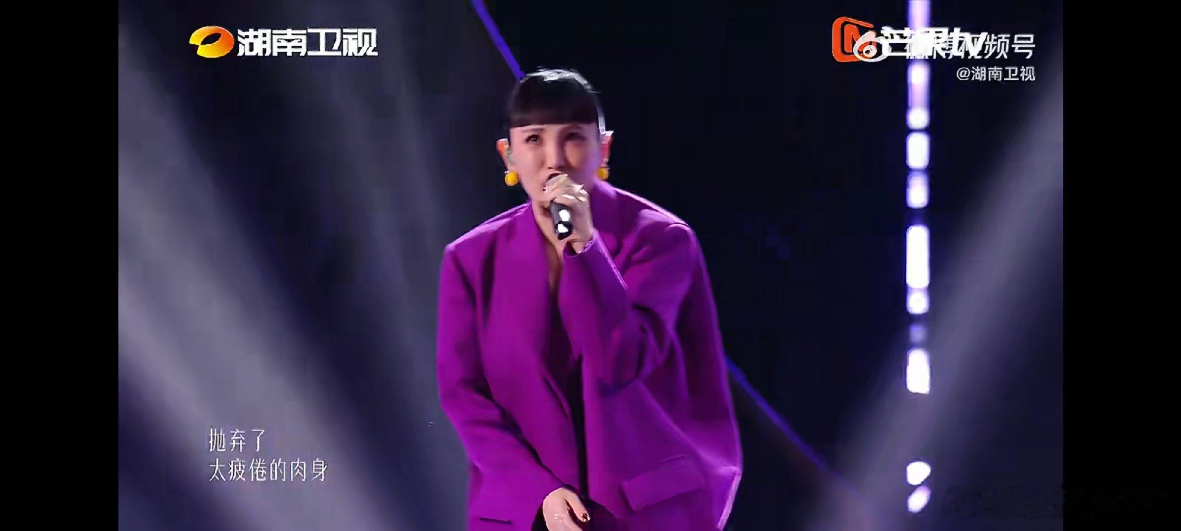 歌手直播歌手你欠我的魏如萱拿什么还唱歌时细腻绵长的气息把控，每一处旋律起伏都被她