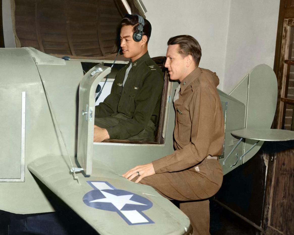 有谁知道这是在干嘛？模拟投弹吗？

当年全民抗战的时候，飞行员都是高富帅而且文化