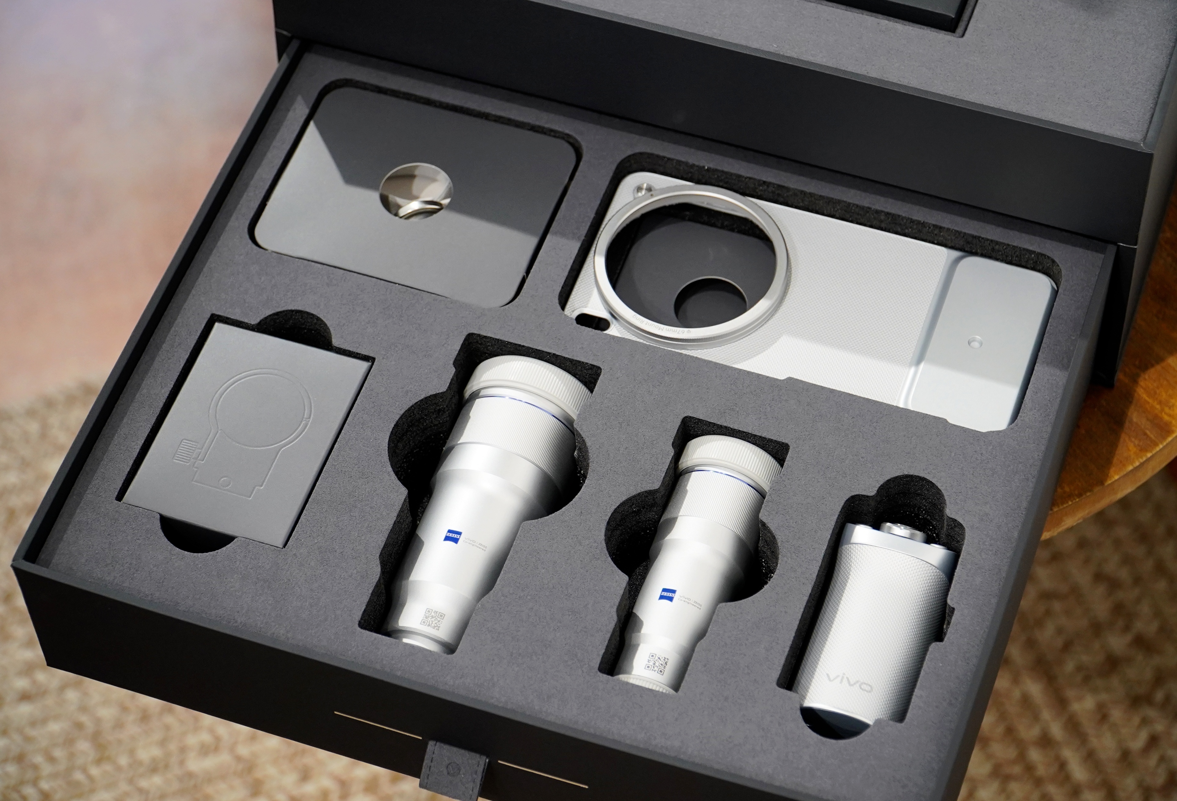 vivo X300 Ultra摄影师套装开箱图赏：子弹兄买的时候就在想，都买X3