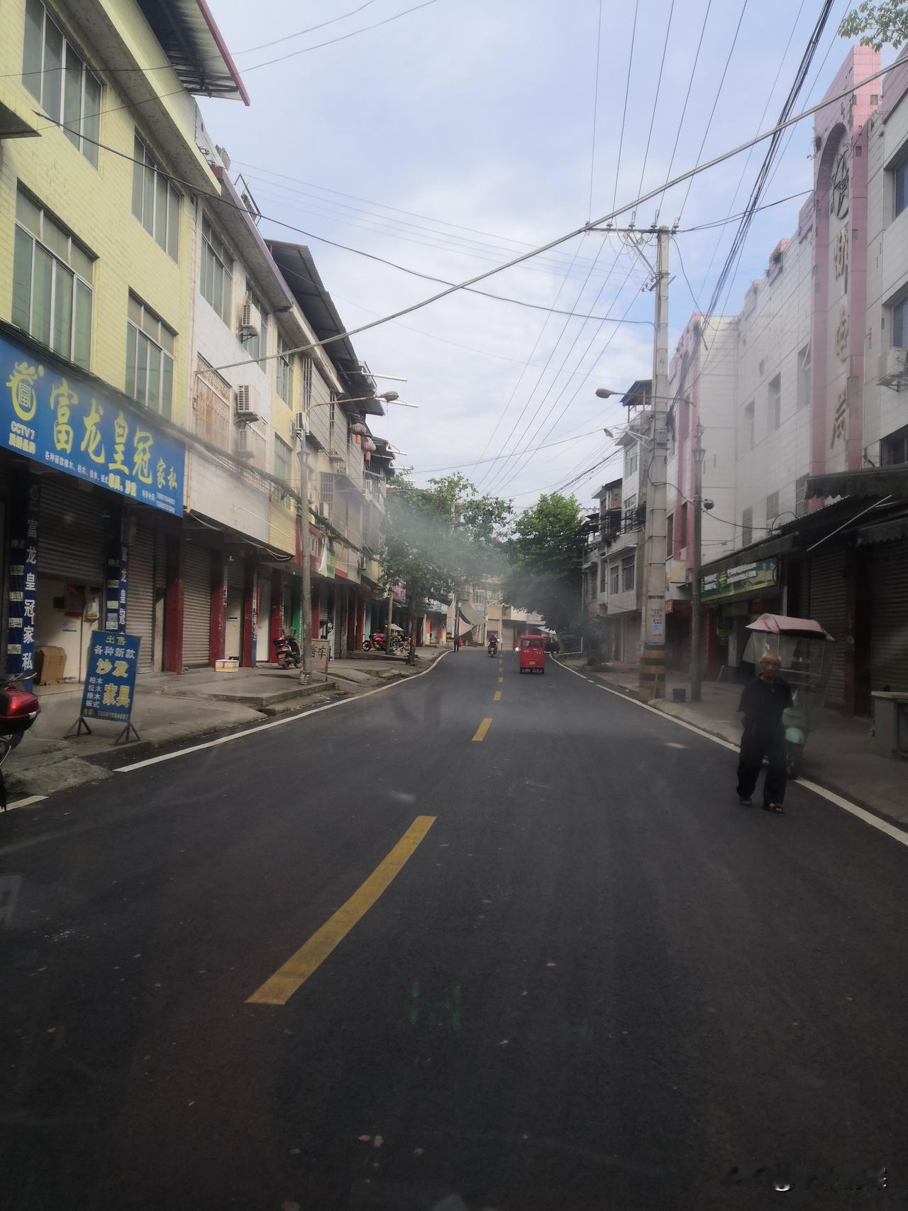 广福镇大佛（铜山）
 中江县广福镇，从这张图片中可以看到，从仓山进入广福街上，第