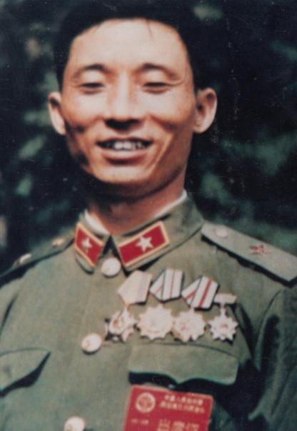 1978年底，26岁的副连长刘保健回家探亲，父母催婚催得急，他硬着头皮相亲，却在