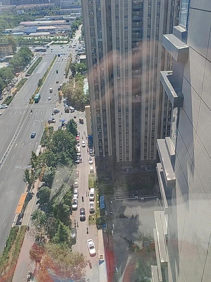 我的电动车导航支架在小区车棚内被人偷走，在业主群内发一告示，这样做是否有点过分？