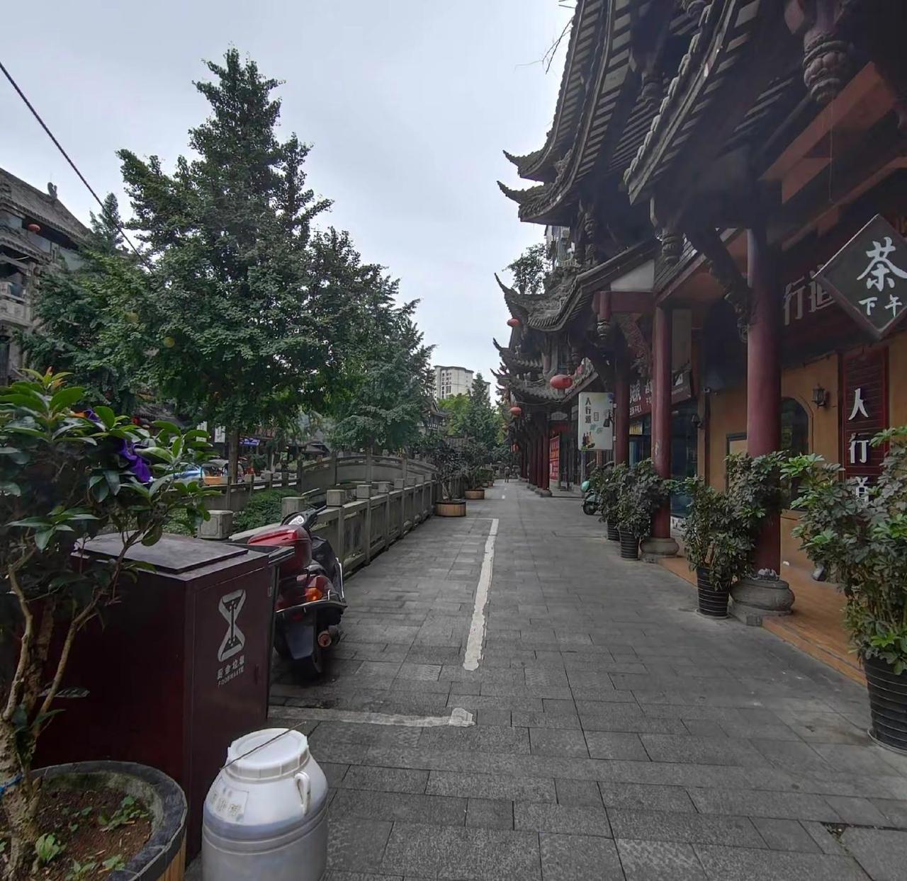 就是那一家门店租出来了，它里面还有一个皮箱，不知道是哪个的，原来那个老板就报警，