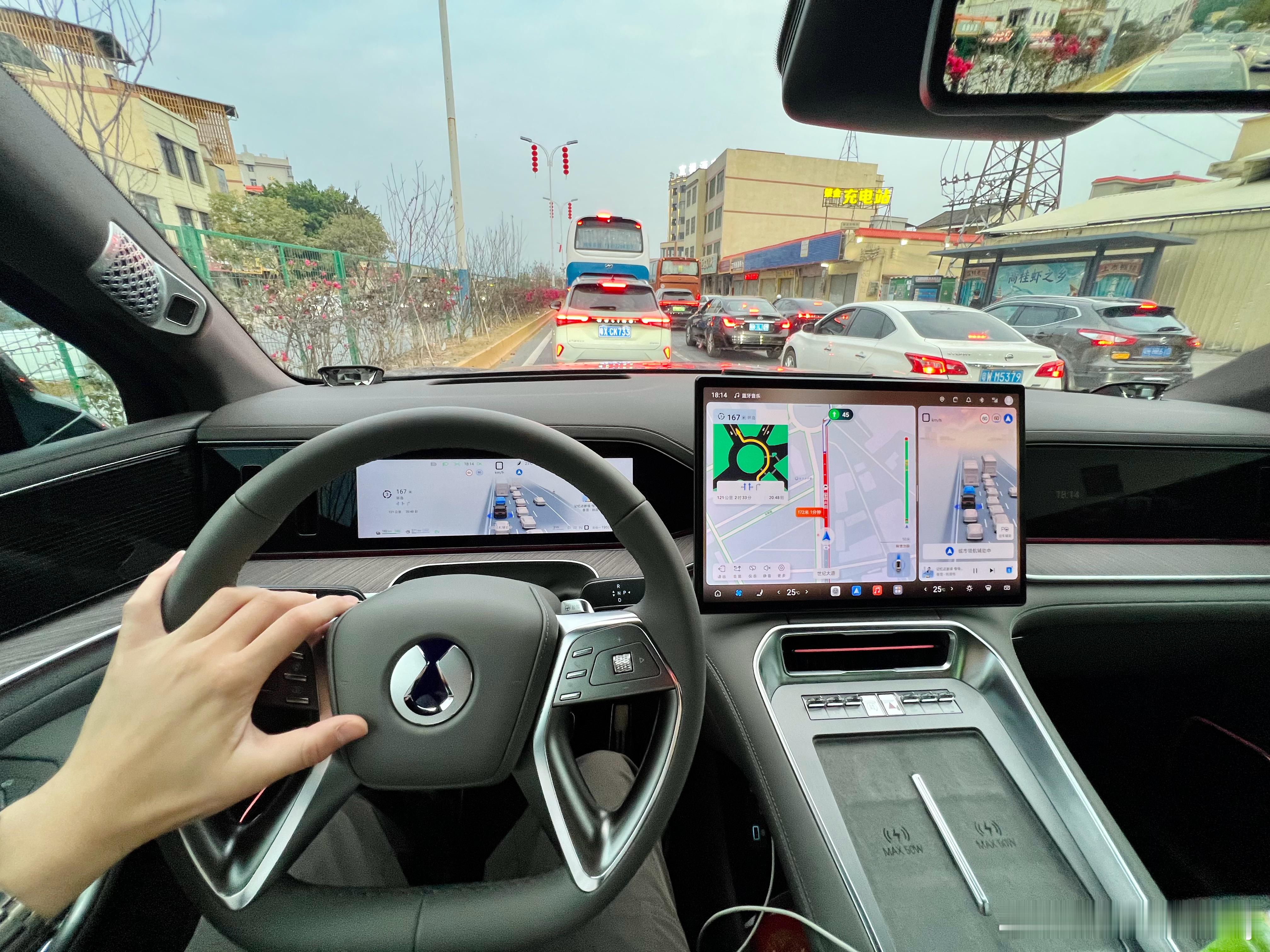 我发现，我塞车时候的心情，主要看车子费不费油，舒不舒服，着不着急上厕所 肇庆