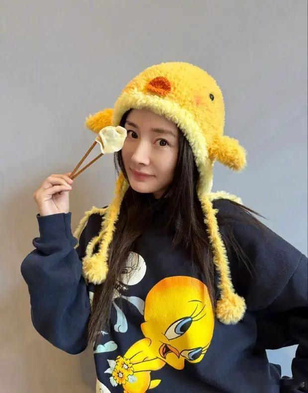 分享娱乐[超话]分享娱乐 杨幂大口干饭腮帮子鼓鼓像小仓鼠，又美又可爱超接地气。 