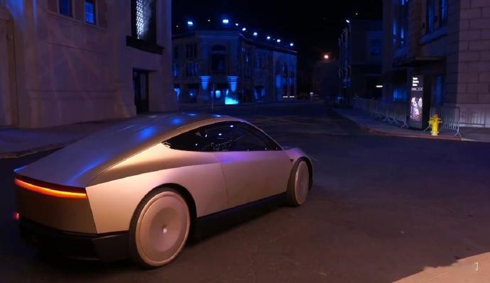 #如何评价马斯克的Robotaxi# 在特斯拉的发布会上，马斯克展示了一款名为R