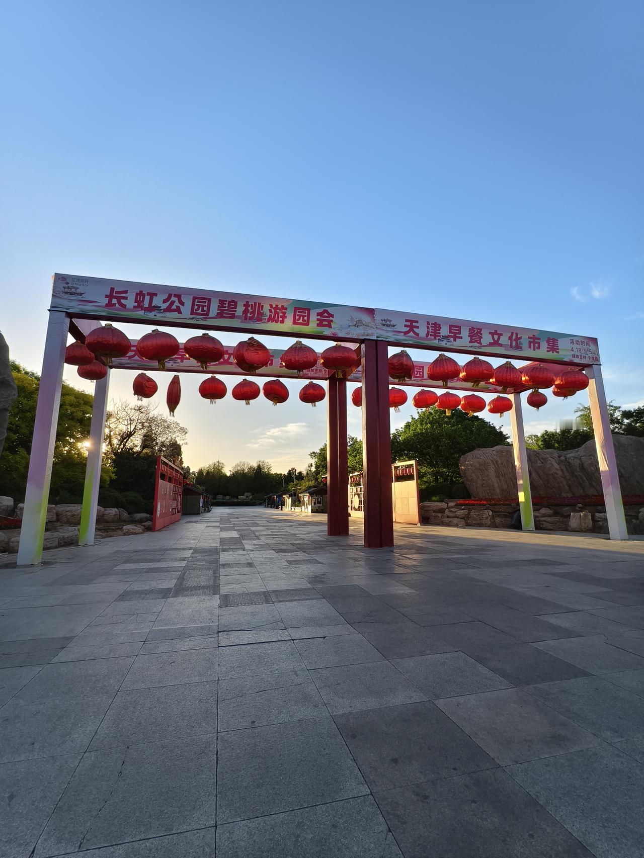 我认为做事重要！光会处关系，不会做事长久不了！没有任何一个职场凭借处关系能工作一