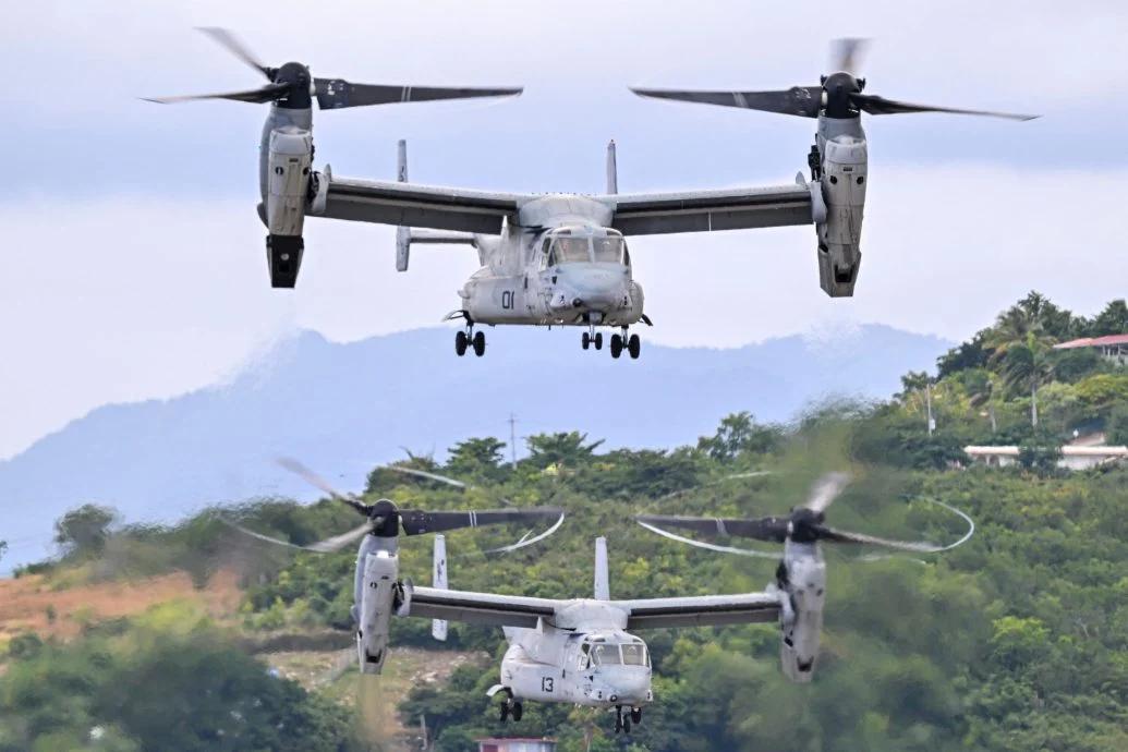 美国正在继续加强其在委内瑞拉附近的加勒比海地区的军事存在，图为美国海军陆战队两架