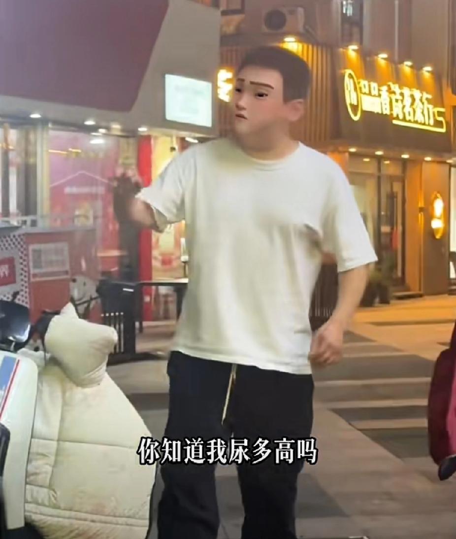 奇葩！10月21日，江苏一男子喝醉后尿在一女子店门口，被女子发现后：“你知道我能