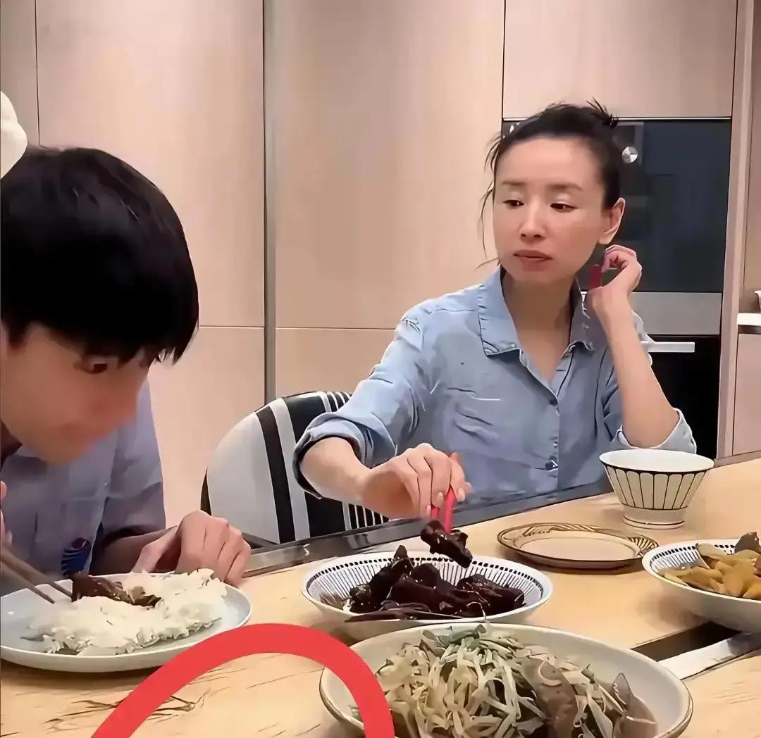 年入百万养娃还喊穷？
 
这声抱怨炸出3.2亿围观，微博热搜直接爆灯。
 
普通