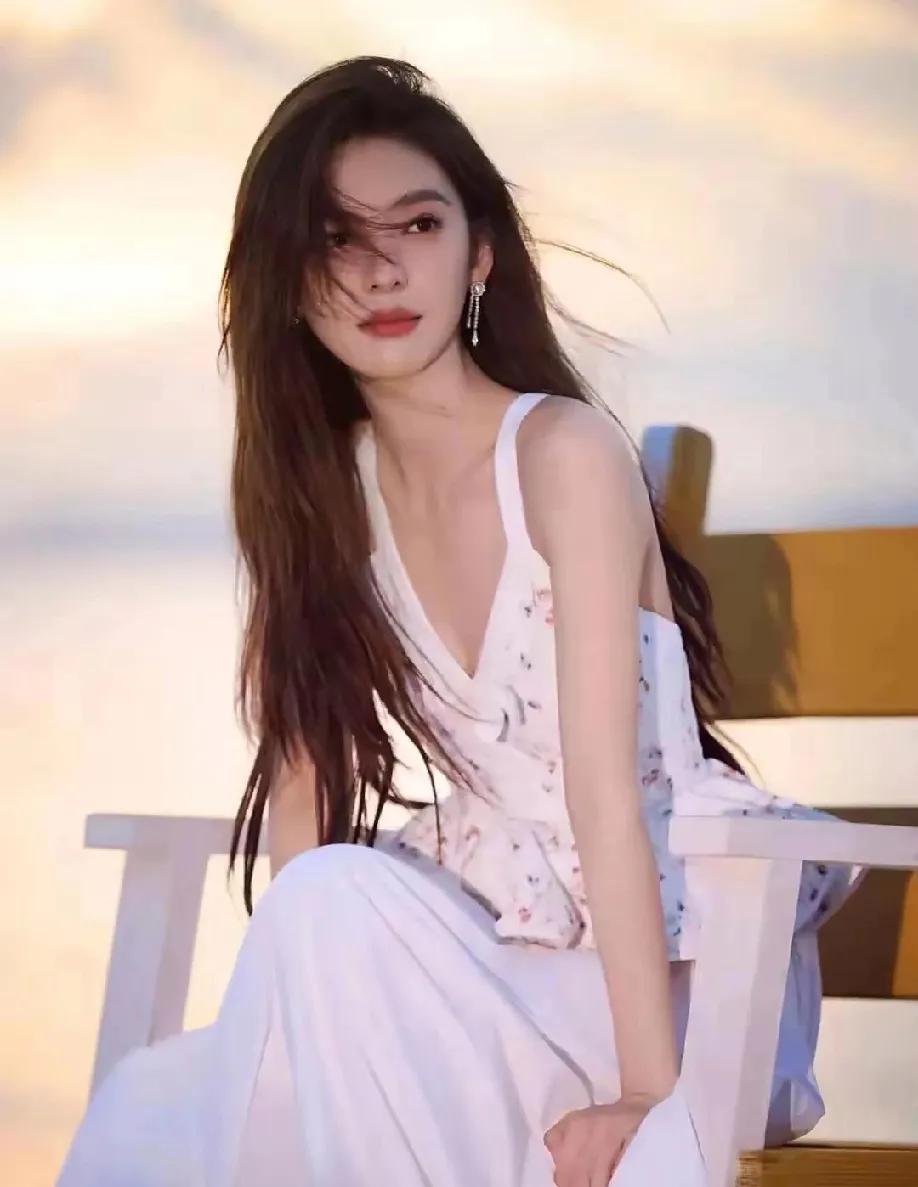 章若楠海边氛围感大片，随性即美
 
家人们，最近章若楠晒出的海边写真照，真的狠狠