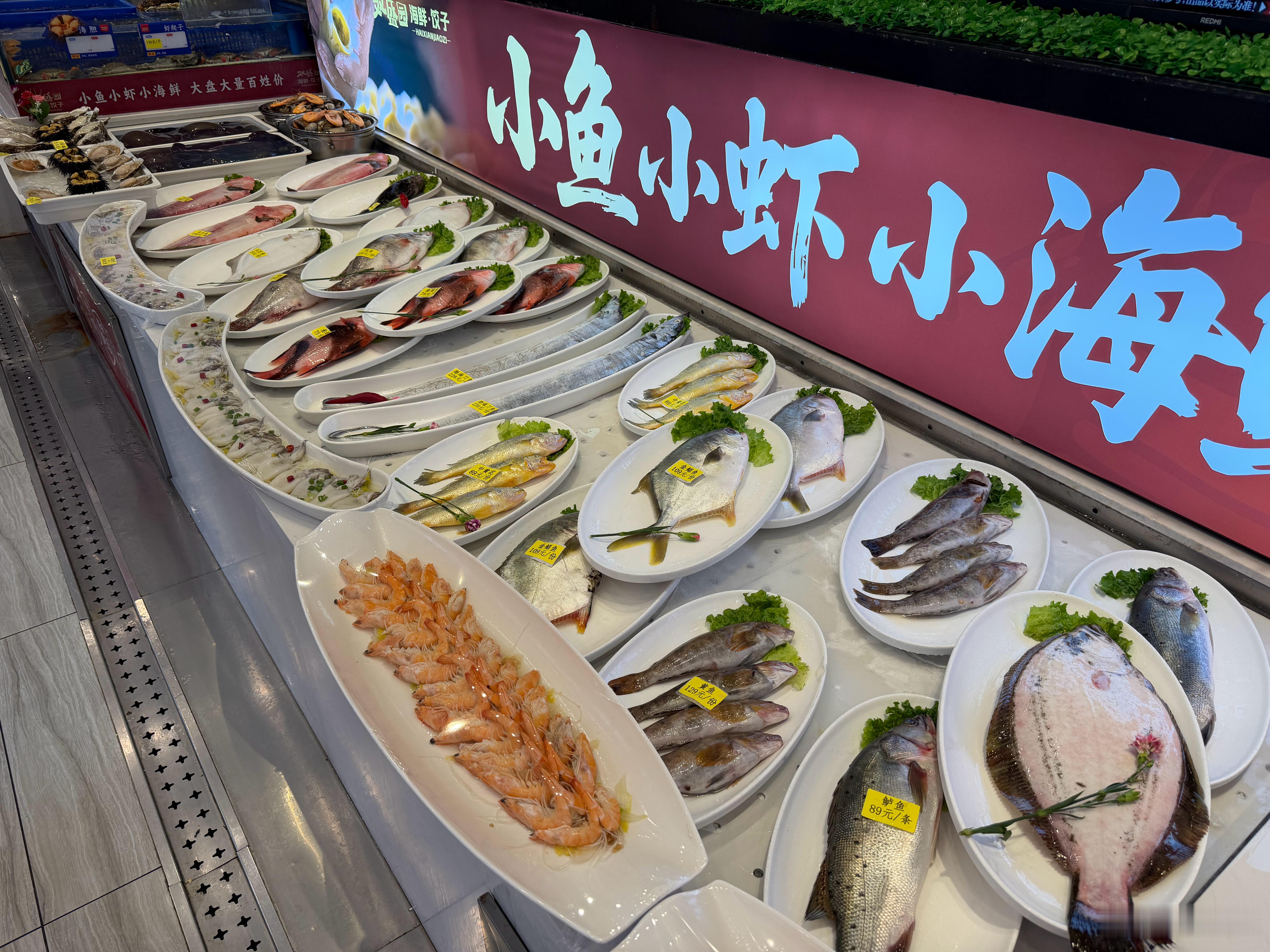 带橙子吃个午饭台风天，海鲜就不吃啦等天气好的时候我去采购做给他品尝点大连菜 大连
