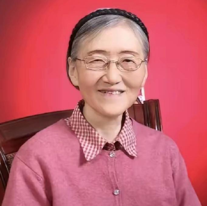 1953年，
上海火车站，
23岁的吴兰成手握前往内蒙古牙克石的调令。

这位从