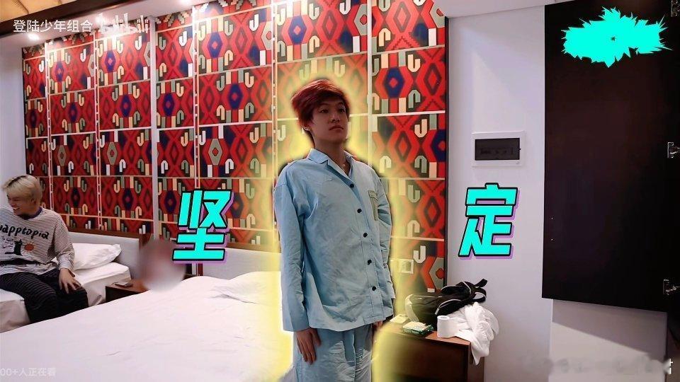 谁能不喜欢这份甜蜜？掀被子叫早的萌互动，海边互拍的神仙同框，简直是治愈良药，越看