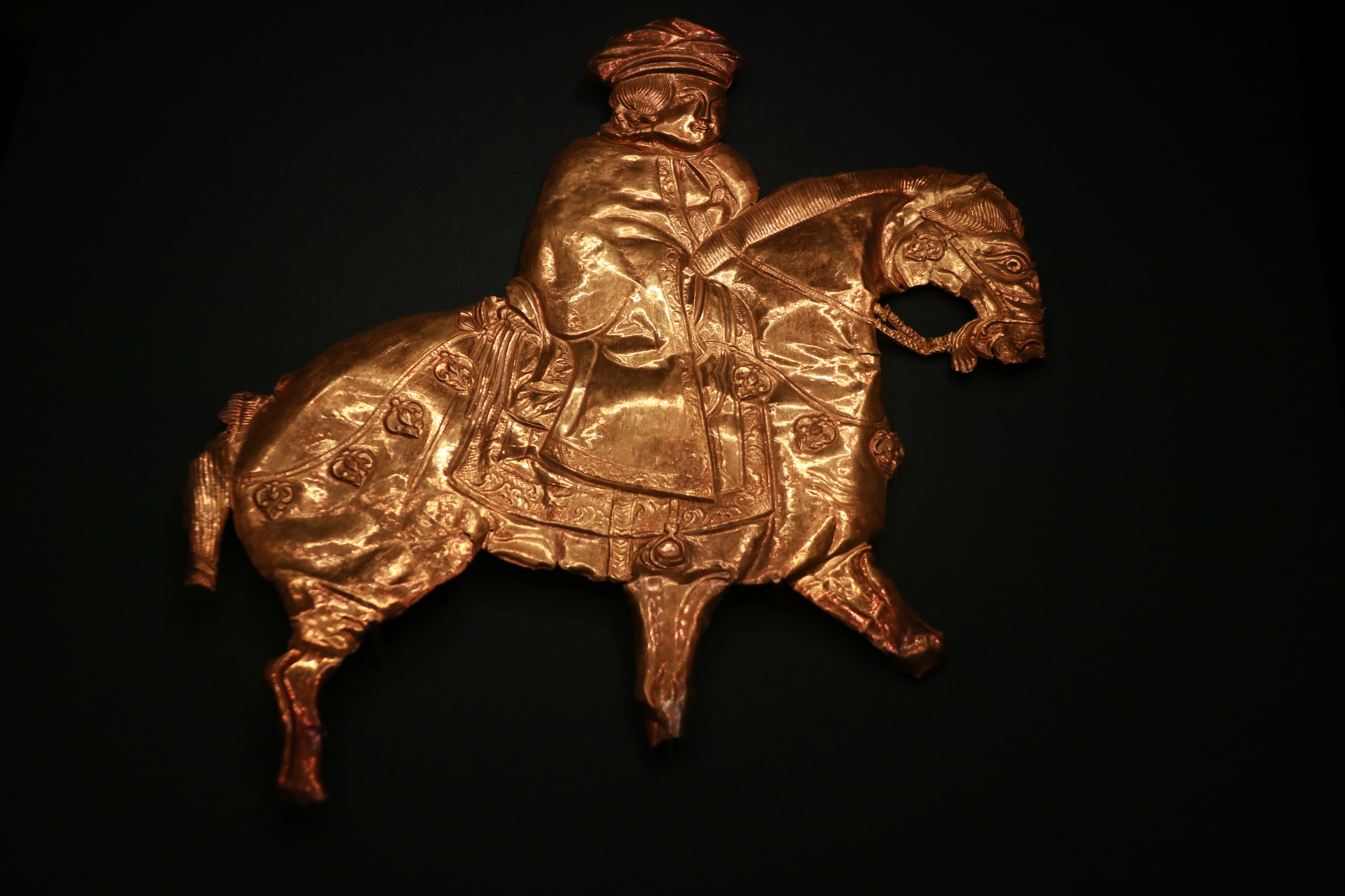 吐蕃骑士形饰牌  吐蕃（7-9世纪）香港故宫文化博物馆藏此鎏金银饰牌为骑士形象，