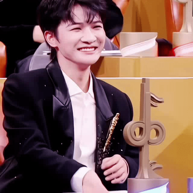 周深  周深音乐缘计划 【圈宝和米说午安】停泊头顶的光，在午后温柔，缱绻了一地的