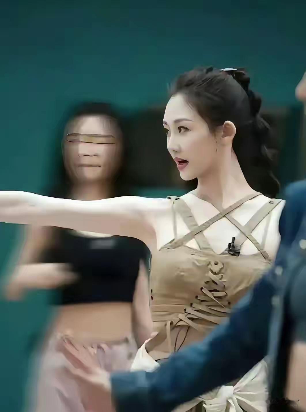 郑恺初见苗苗，一眼记住那份骨子里的清爽感
 
郑恺说起第一次见到苗苗的感受，直白