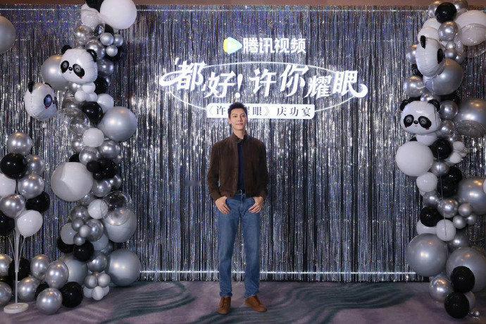 庆功时刻，暖意融融，陈伟霆与团队一同见证这份耀眼绽放，那些并肩奋斗的日子，都化作