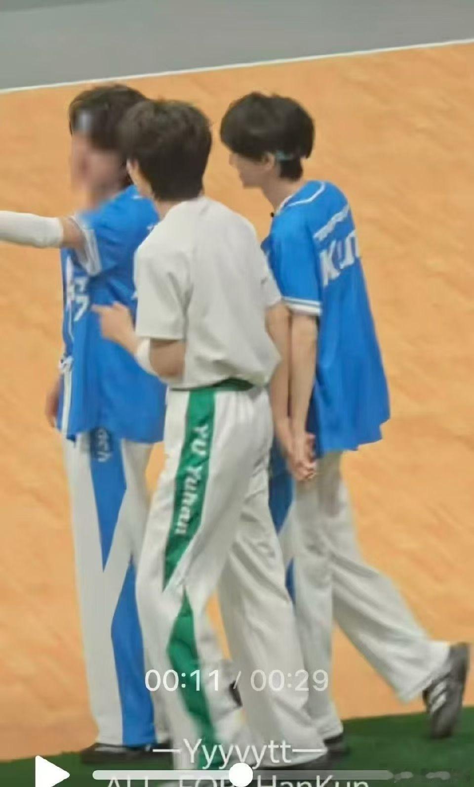 涵坤  涵坤 昼夜私奔永恒赴月 我靠 真偷偷握了一下手
