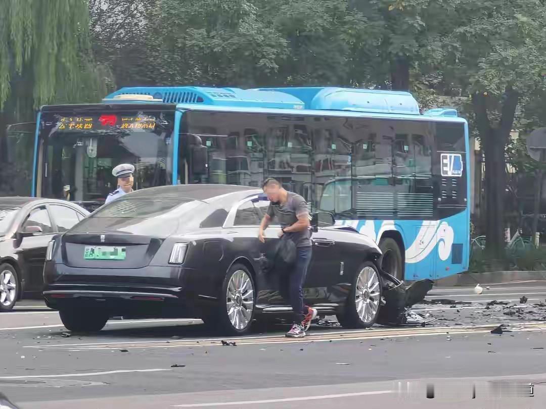 震哥的劳斯莱斯闪灵就这么没了，按他说的不上保险的话，也没有修的必要了。就是不知道