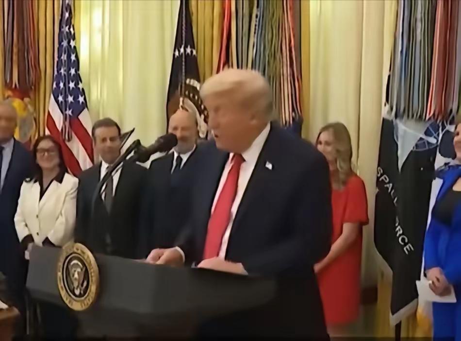 网友评论：
最可恶的不是入侵者，而是逼迫抵抗者投降的人；最最可恶的是为了入侵者获