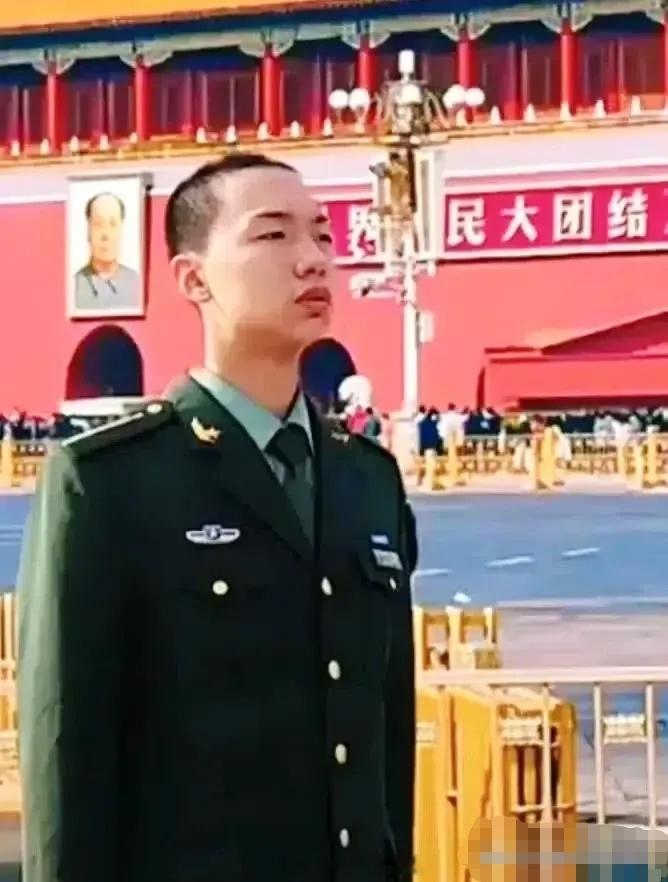 他是一位令人钦佩的青年才俊，也是共和国的中流砥柱。他走进国防科大，穿着军装，仪表