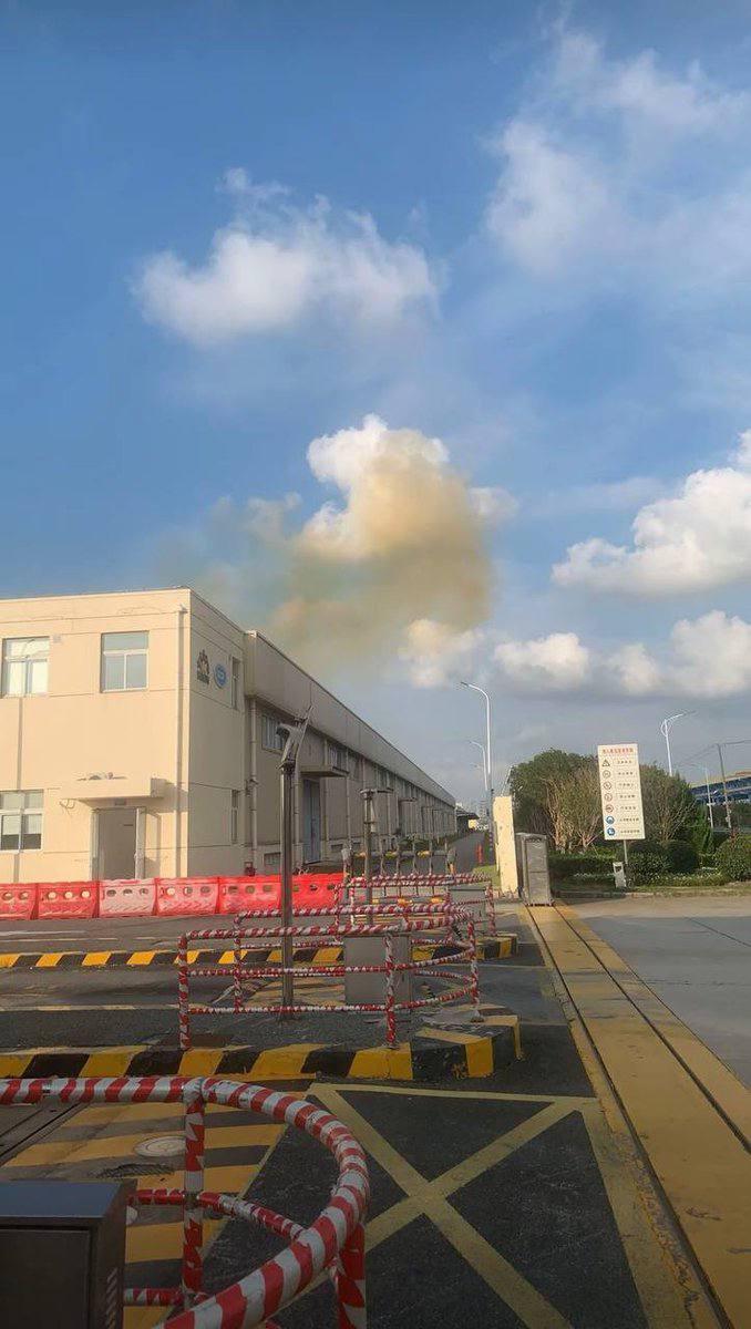 9月23日，上海巴斯夫聚氨酯有限公司疑发生爆炸事故，据网友拍摄的视频显示，厂区上
