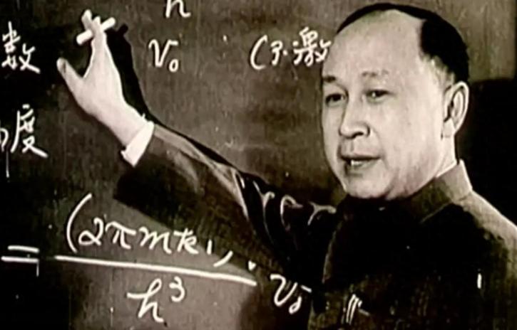 当年钱学森身居美国高位，遭五年软禁仍冲破重重阻碍，执意放弃优渥生活归国报效祖国。