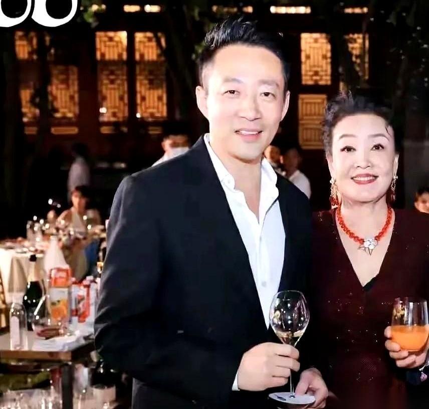 一个婆婆，送房、送珠宝、办世纪婚礼，最后成了“卖酸辣粉的”。
另一个婆婆，啥也没