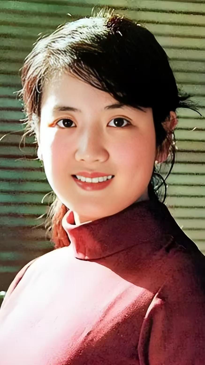 李秀明，1954年生于天津，北影厂知名女演员，与刘晓庆、张金玲并称“北影三朵金花