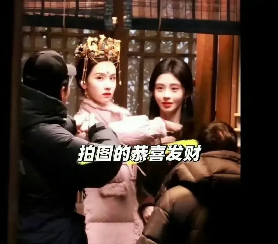《月鳞绮纪》鞠婧祎、陈都灵的同框生图路透，感觉两人都很一般啊…… 