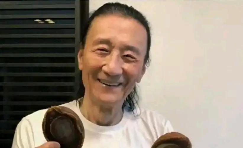 原来不戴墨镜的谢贤长这样！
眼皮耷拉、眼袋明显，看起来没有一点儿精气神，完全就是