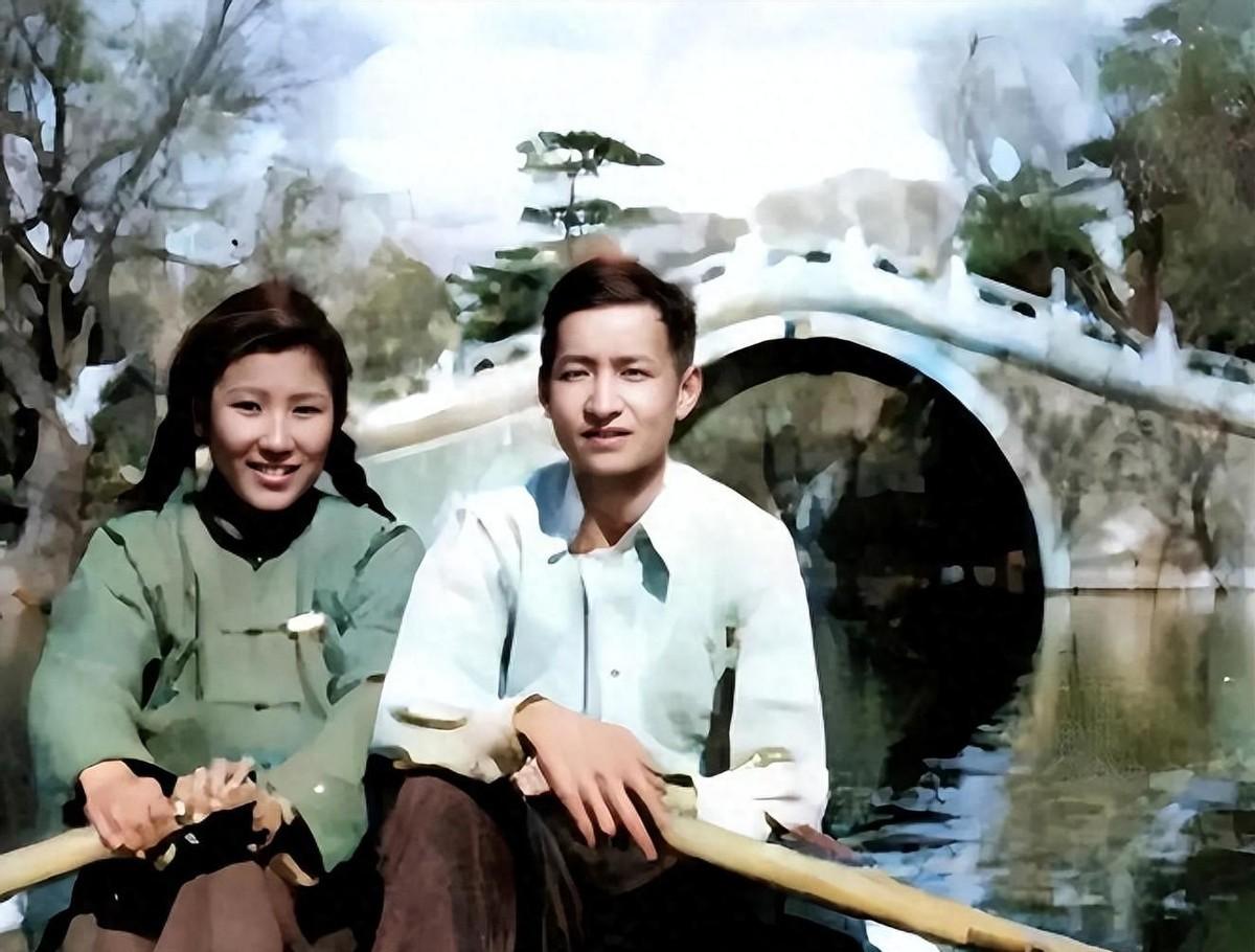 一张梁从诫与周如枚划船的合影，郎才女貌，情深意浓却最终各奔东西，让人感慨人生际遇