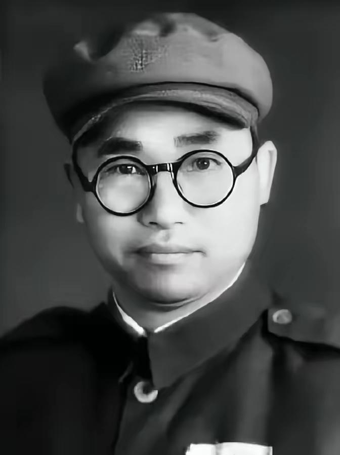1939年八路军团长当众向特派员开枪，押往延安受审，伟人一句传话让人破防
 
1
