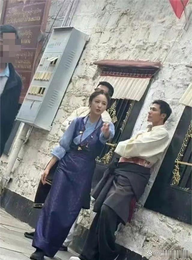 哈哈，在街头碰到佟丽娅了，她没化妆看起来瘦瘦的但超自然美 