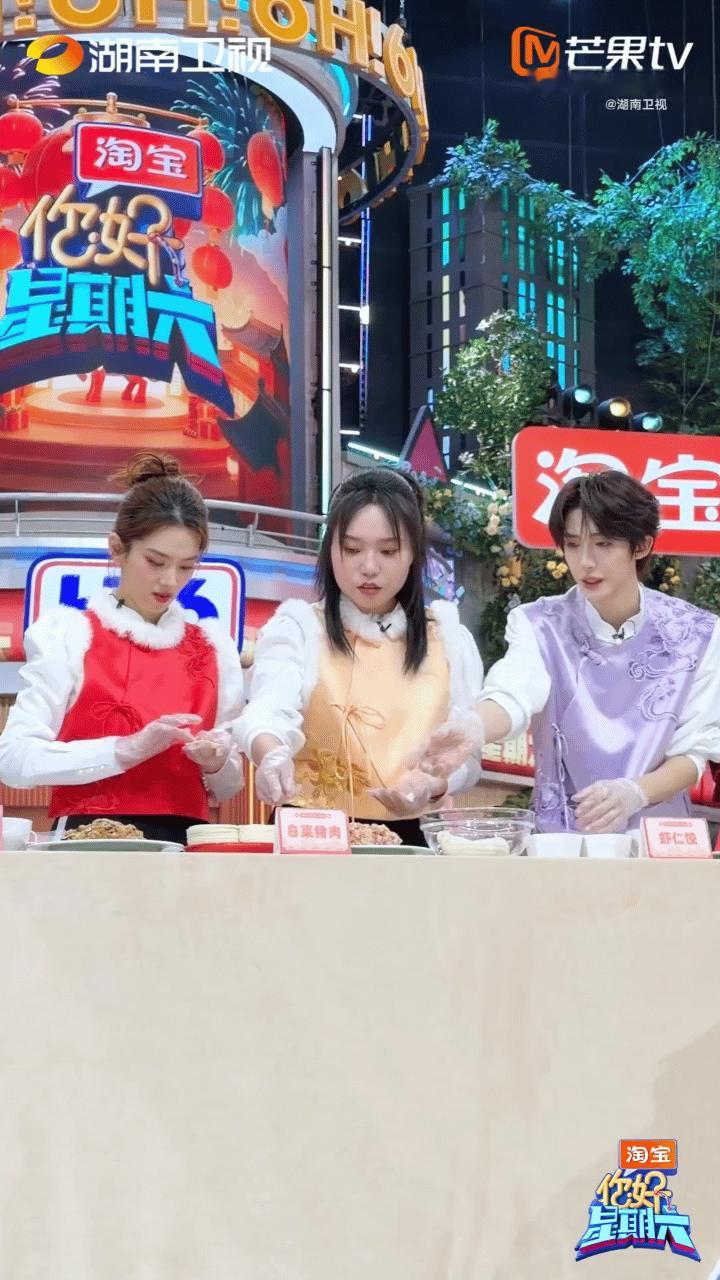 李雪琴刻在东北人骨子里的包饺子技能李雪琴在线教学东北捏饺子绝活，随手一捏就捏出了